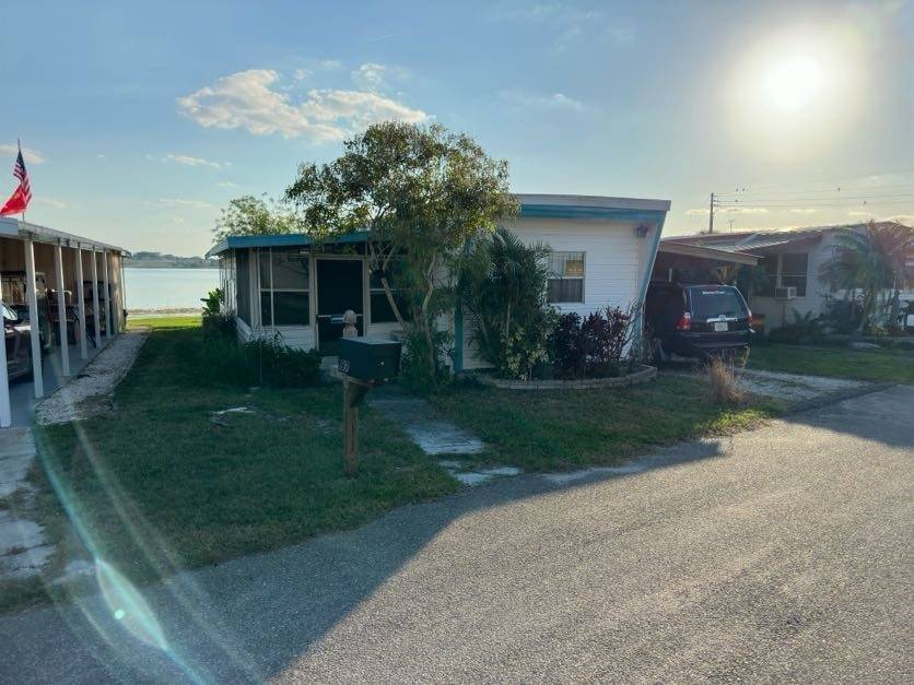 Winter Haven, FL Mobile Home for Sale located at 97 Lake Smart Drive Ne Lucerne Lakeside Park